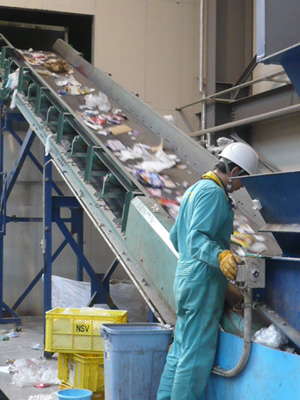 紙・プラスチックを投入。